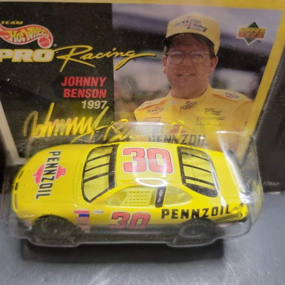 Team Hot Wheels 1997 Edition Nascar Pro Racing Car Pennzoil Johnny Benson w Card